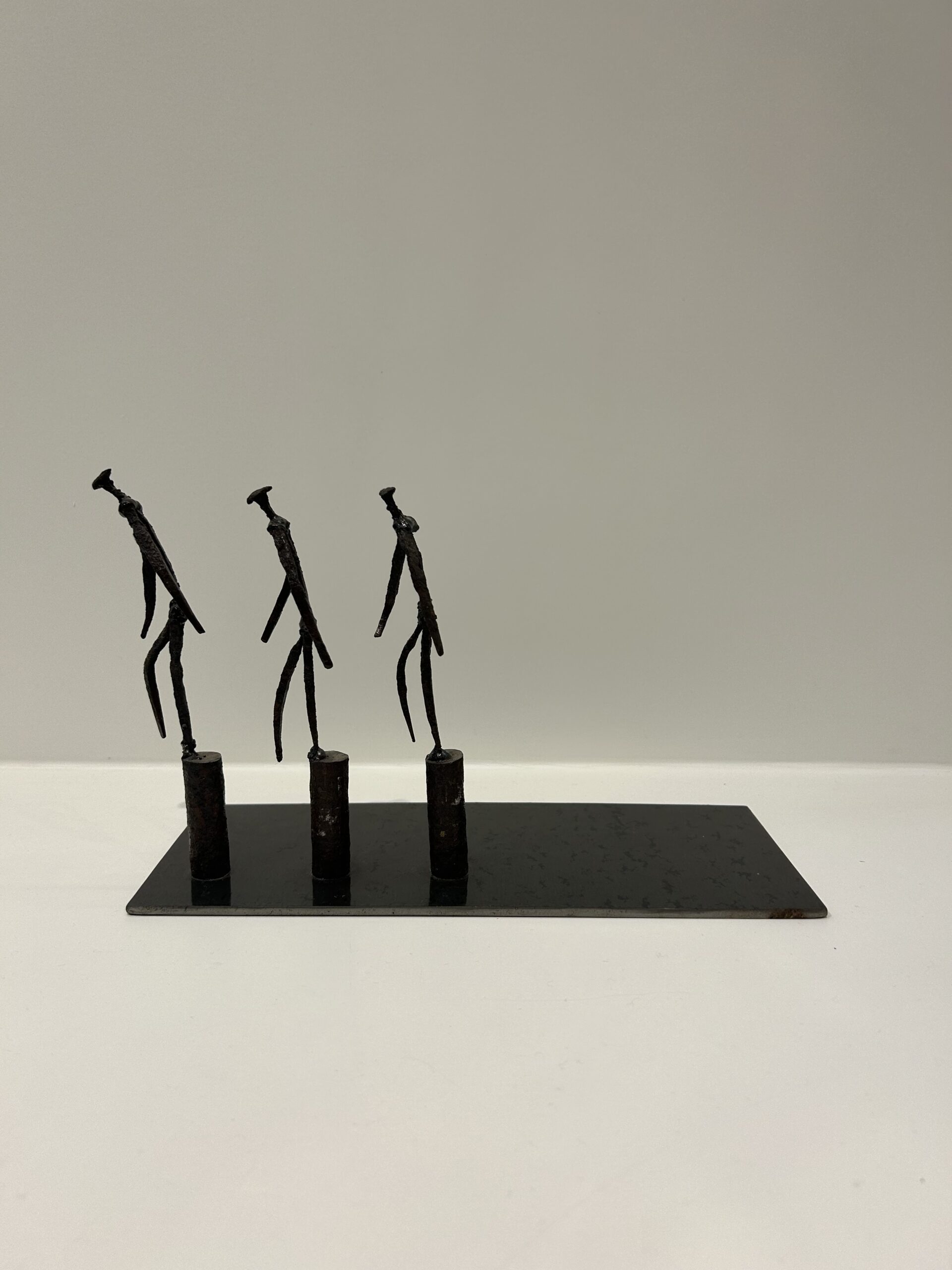 3 personnages sur pilliers